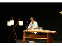 La maestra Kikutomo Emiko nel primo brano del concerto dal titolo Kaze ni kike  (Ascolta il vento).