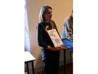 Giulia presenta la mascotte della nostra associazione