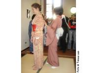 Una visitatrice prova ad indossare il kimono