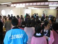 Momenti di socializzazione tra studenti del Coro Kozukata e studenti del liceo Leonardo