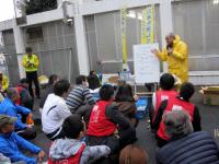 Dopo la pulizia a Shinjuku R. Manisera parla ai volontari dell´Associazione -Rendiamo bello il