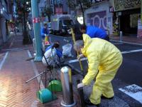 Scena di pulizia (volontariato) a Shinjuku - Tokyo